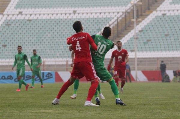 تأخیر ۳۰ دقیقهای در آغاز دیدار تراکتور - پیکان