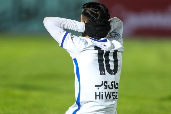  حاشیه بازی ذوب‌آهن و استقلال  سرنگون شدن عجیب قایدی  مهاجم آبی پوشان مصدوم شد