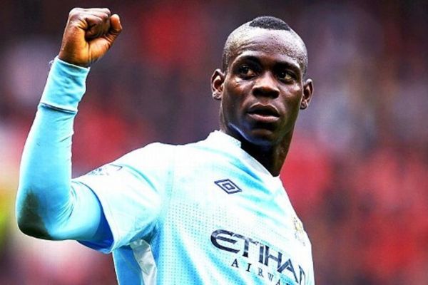  عکس  کودکی بامزه ماریو بالوتلی؛ شیشه شیر در دست