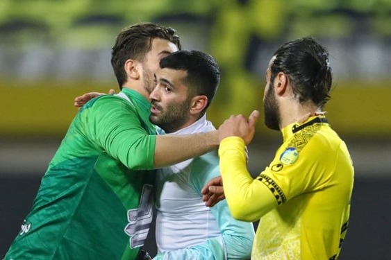 حاشیه بازی سایپا و پیکان درگیری مسلمان با بازیکن جوان حریف برخورد داور با هافبک نارنجی پوشان