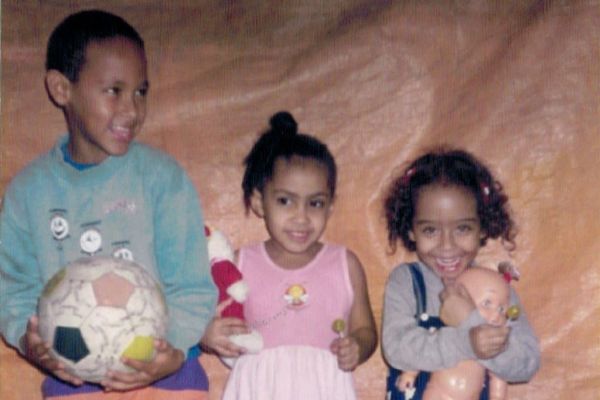  عکس؛ کودکی بامزه نیمار در کنار خواهر و دوستانش