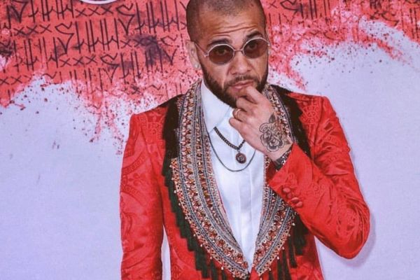 کت و شلوار دنی آلوز برای کریسمس سوژه شد