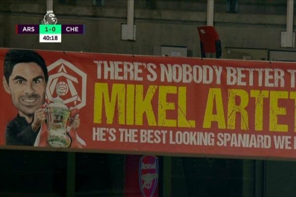 بنر حمایتی آرسنالیها برای آرتتا با اشاره به تیپش