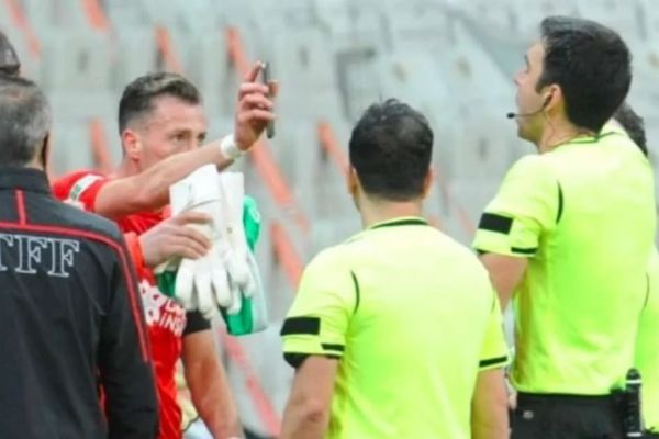 اخراج بازیکن ترکیهای به خاطر نشان دادن صحنه آهسته در موبایلش به داور