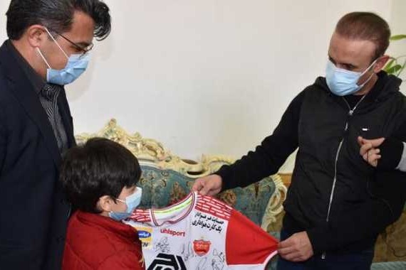  گفت‌‌و‌گوی بازیکنان پرسپولیس با فرزند هوادار فقید یاسوجی