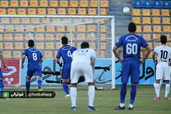  حاشیه دیدار گل‌گهر - استقلال  درگیری دو استقلالی و سلفی با مظاهری در پایان بازی