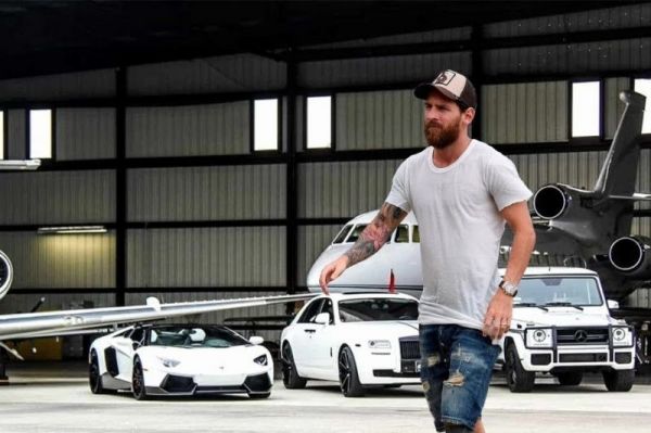  مسی با درآمد یک ماهش چند لامبورگینی می‌تواند بخرد