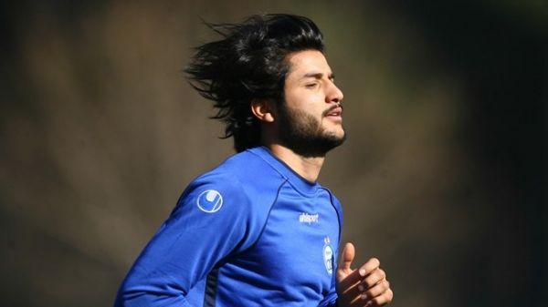  حواشی استقلال و نفت  مدافع مصدوم با لباس شخصی در اردوی آبی‌ها