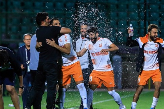 هفته بیست وچهارم لیگ دسته اول مس کرمان با یک پنالتی جای خوشه طلایی را گرفت