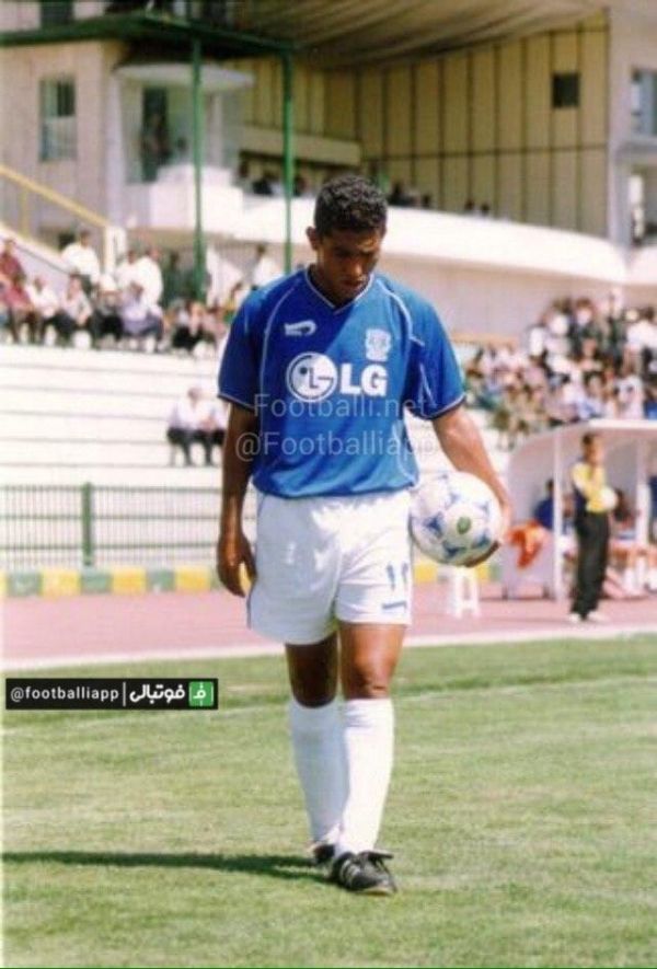  مجاهد خذيراوى با پيراهن استقلال در دوران اوج خود در سال ١٣٨٠