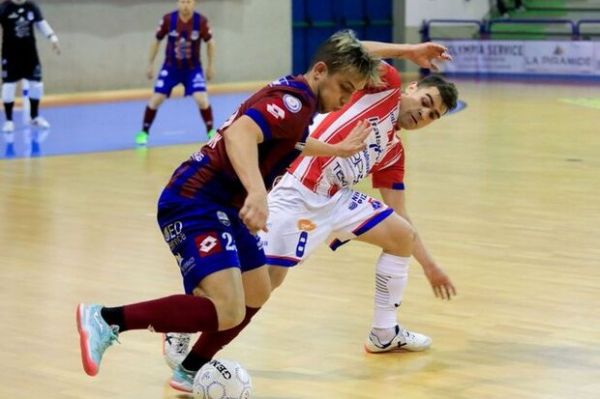 بازیکن تیم ملی پاراگوئه جام جهانی فوتسال یکسال عقب افتاد