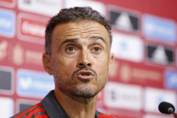  طعنه لوئیس انریکه به آسنسیو  روی مبل نشسته و سریال می‌بیند