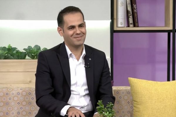  عباس قانع بازی استقلال را گزارش می کند