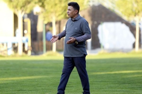 تقدیر باشگاه مس رفسنجان از قلعهنویی با کیک و لوح + عکس