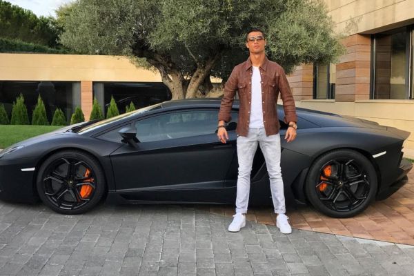  رونالدو با درآمد یک ماهش چند لامبورگینی می‌تواند بخرد