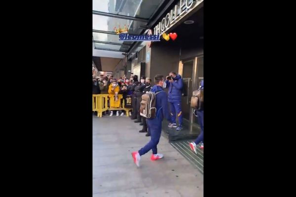  عکس؛ تغییر رفتار مسی مقابل هواداران نسبت به بار قبل