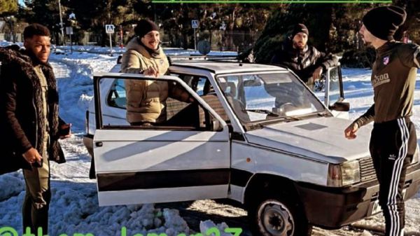  حضور بازیکنان اتلتیکو در تمرین با خودروی بامزه دهه هشتادی