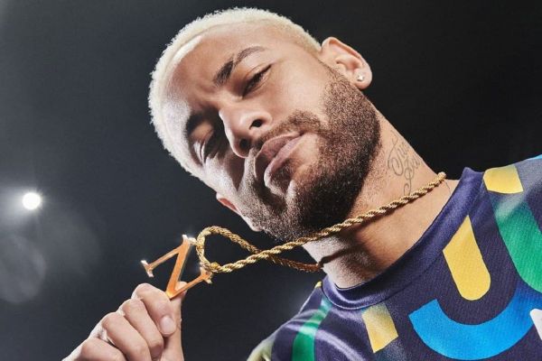 عکس؛ رونمایی نیمار از گردنبندش با طرح N