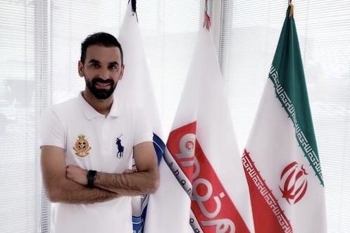 ناصحی در گفت و گو با فوتبالی سید مهدی رحمتی در حال تحمل سختی هاست