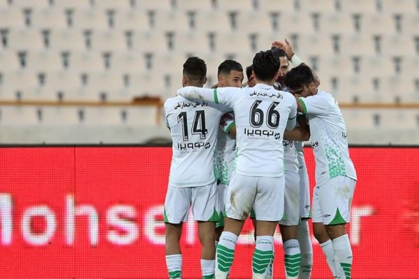  تجمع هواداران ذوب‌آهن مقابل ساختمان باشگاه