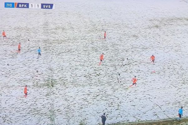  عکس؛ محو شدن جالب بازیکنان سفید پوش در زمین برفی