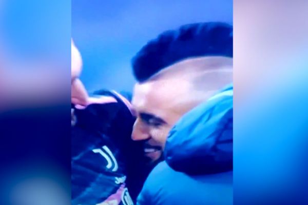 جنجال عجیب ویدال و خشم هواداران اینتر بوسه بر آرم یوونتوس