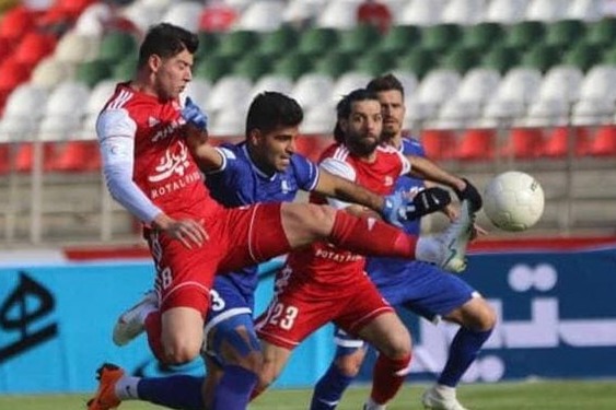  حاشیه بازی تراکتور و استقلال  بازیکن تراکتور به آمبولانس منتقل شد