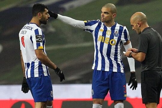  جریمه ۳۰۶ یورویی طارمی به خاطر دریافت کارت قرمز مستقیم