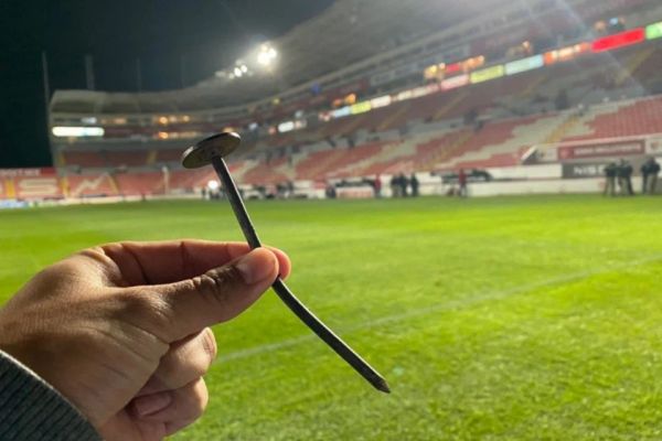 مصدومیت عجیب در لیگ مکزیک؛ میخ در پای بازیکن فرو رفت