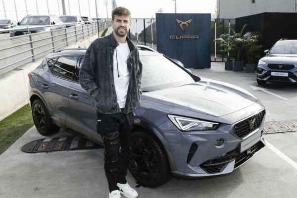 عکس؛ تیپ خاص و کاملا متفاوت پیکه با لنگله هنگام دریافت ماشین