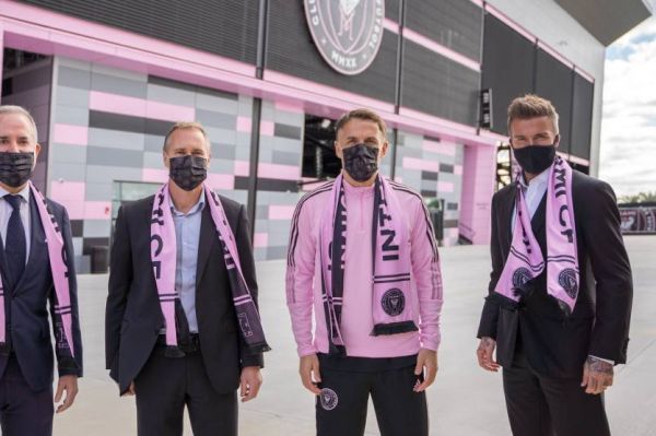 بکام شایعات را رد کرد به خاطر رفاقت نویل را استخدام نکردم