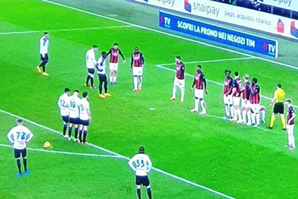 عکس نقشه جالب بازیکنان آتالانتا روی کاشته؛ دیواری از خودیها