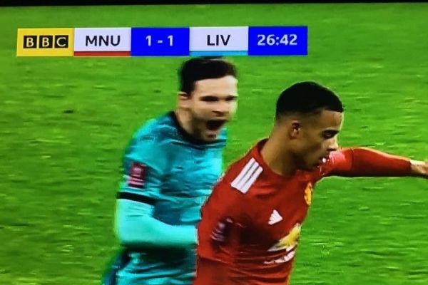 ترفند بامزه و بیخاصیت مدافع لیورپول؛ باز کردن دهان و داد زدن