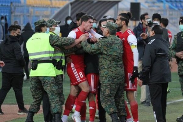  گزارش ایسنا  این دیگر فوتبال نیست،  باشگاه مشت زنی  است