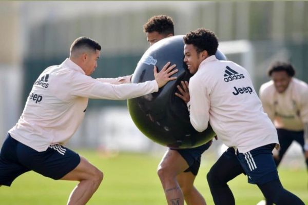 شوخی اینستاگرامی رونالدو با بیشتر بودن زورش از دو بازیکن یوونتوس