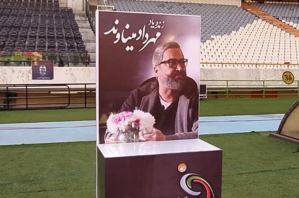  حاشیه بازی پرسپولیس و ماشین‌سازی  طرح موزاییکی پرسپولیسی ها روی سکوها