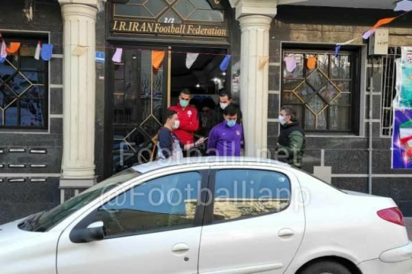  تجمع تعدادی از بازیکنان سابق شهرداری تبریز مقابل فدراسیون فوتبال