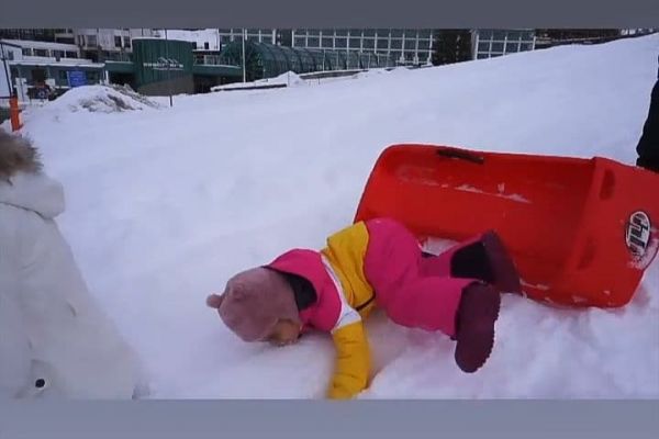 عکس؛ زمین خوردن دختر رونالدو با سورتمه در برفها