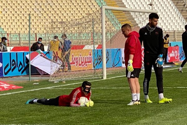 حاشیه بازی تراکتور و پرسپولیس طرح موزاییکی تراکتور تصویر مرحوم انصاریان بر روی لباس کادر فنی قرمزپوشان