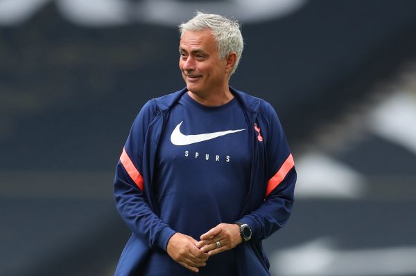 رونمایی هوادار منچستریونایتد از تنها جام فصل مورینیو