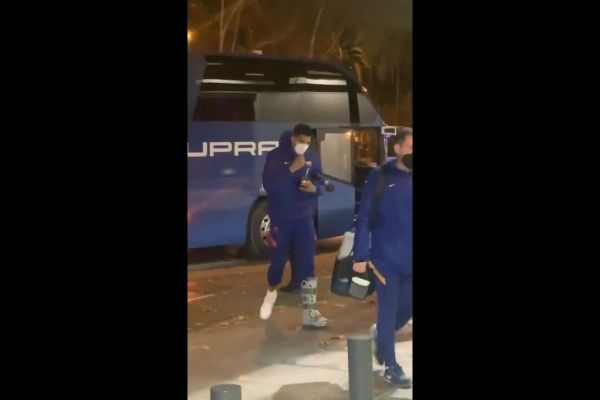  عکس؛ مدافع مصدوم بارسلونا چه شکلی به هتل برگشت