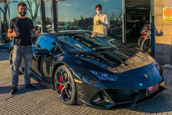 ماشین خاصی که مهاجم بارسلونا خرید؛ لامبورگینی مشکی