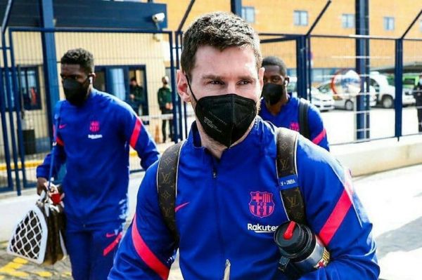 عکس؛ کیفدستی مدافع بارسلونا پشتسر مسی سوژه شد