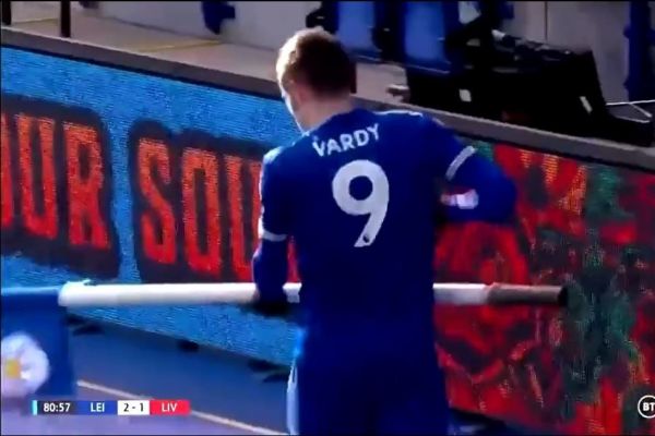 خوشحالی عجیب جیمی واردی؛ پرچم کرنر را از جا کند و گیتار زد