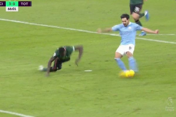  عکسی که سوژه شد؛ افتضاح مدافع گران‌قیمت در نبرد مورینیو و گواردیولا