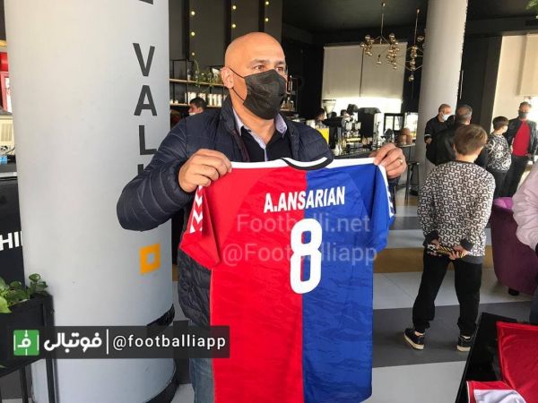  هنوز معلوم نیست این پیراهن در بازی فردای منتخب 98 با منتخب سرخابی مورد استفاده قرار خواهد گرفت یا اینکه فقط جنبه نمادین دارد و از پیراهن دیگری استفاده خواهد شد