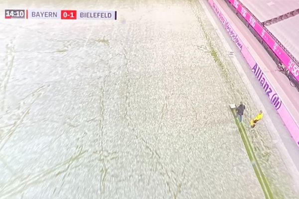  عکس؛ پارو کردن برف‌‌ها وسط بازی بایرن مونیخ