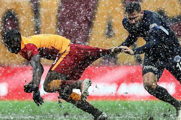 ترفند عجیب دفاعی؛ کشیدن شورت ورزشی در برف