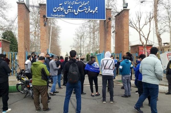 تجمع دوباره هواداران استقلال و شعار علیه فکری درخواست غفوری از معترضان