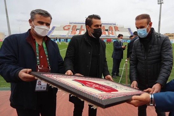  حاشیه بازی گل‌گهر و پرسپولیس  اشتباه عجیب در لیست بازی و اهدای تابلو فرش به گل‌محمدی و پیروانی +تصاویر